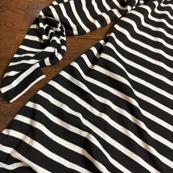 A black and white striped cold-shoulder top with long sleeves - Picture 3 of 7